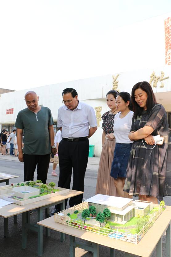 顾院长参观一课一展.JPG